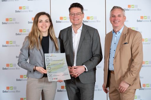 Theresa Kühmayer und Jürgen Baumgartner von der TPA
Steuerberatung bei der Verleihung durch Klimastadtrat Jürgen
Czernohorszky (mitte) im Wiener Rathaus.