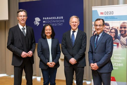 https://www.apa-fotoservice.at/galerie/32032/ V.l.n.r.: Elmar
Pichl (Sektionschef, Bundesministerium für Bildung, Wissenschaft und
Forschung), Rosalyn Eder (Leiterin des International Office,
Paracelsus Medizinische Privatuniversität), Wolfgang Sperl (Rektor,
Paracelsus Medizinische Privatuniversität, Ulrich Hörmann
(Prokurist, OeAD – Agentur für Bildung und Internationalisierung)
