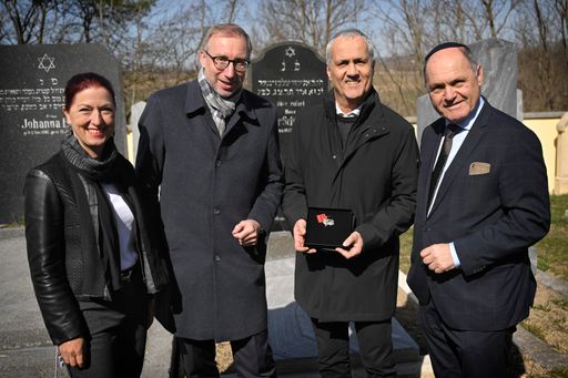 Vorschau Bild von Von links: Generalsekretärin des Nationalfonds und des
Friedhofsfonds Hannah Lessing, Generalsekretär Israelitische
Kultusgemeinde Wien Klaus Hoffmann, Vize-Bürgermeister Erwin
Mantler, Nationalratspräsident Wolfgang Sobotka