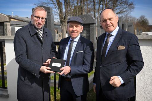 Vorschau Bild von Von links: Generalsekretär Israelitische Kultusgemeinde Wien
Klaus Hoffmann, Bürgermeister der Stadtgemeinde Waidhofen an der
Thaya Josef Ramharter, Nationalratspräsident Wolfgang Sobotka