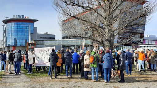 Vorschau Bild von Bürger*innen-Initiative "Auf der grünen Wiese"
demonstrierte vor REWE-Zentrale und übergab offenen Brief an
Konzern-Leitung