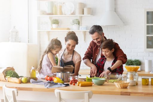 Glückliche Familie beim gemeinsamen Kochen in der Küche. Mutter
und Tochter lesen Vater und Sohn das Rezept vor. Vater und Junge
hacken grünes Gemüseblatt für Salat. Erholung und
Lebensmittelzubereitung am Wochenende. Das Bild darf nur in
Verbindung mit der Pressemitteilung verwendet werden. / Die
Verwendung dieses Bildes für redaktionelle Zwecke ist unter
Beachtung aller mitgeteilten Nutzungsbedingungen zulässig und dann
auch honorarfrei. Veröffentlichung ausschließlich mit
Bildrechte-Hinweis.