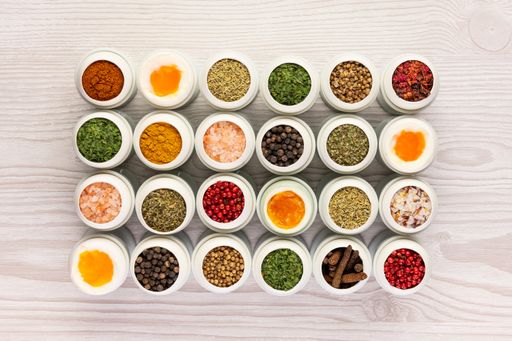 Kotányi Osterei-Umfrage 2023: „Kräutersalz liegt momentan voll im
Trend – die intensiv-würzige Mischung aus Speisesalz und Kräutern
von Basilikum bis Zitronengras gibt dem Frühstücksei das gewisse
Etwas“, so Elisabeth Voltmer.