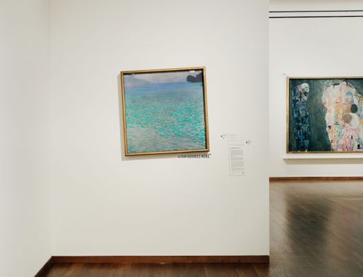 Ausstellungsansicht „A Few Degrees More“.
Kuratierte Intervention im Rahmen der Ausstellung „Wien 1900.
Aufbruch in die Moderne“ im Leopold Museum; links: Gemälde Gustav
Klimt, Am Attersee, 1900; rechts: Gemälde Gustav Klimt, Tod und
Leben, 1910/11, umgearbeitet 1912/13 und 1915/16