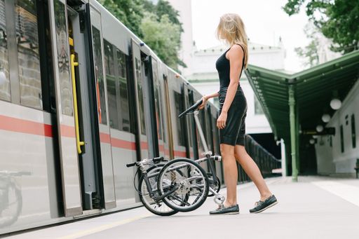  VELLO bike am Beinsteig, wird im gefalteten Zustand in den Zug
geschoben.