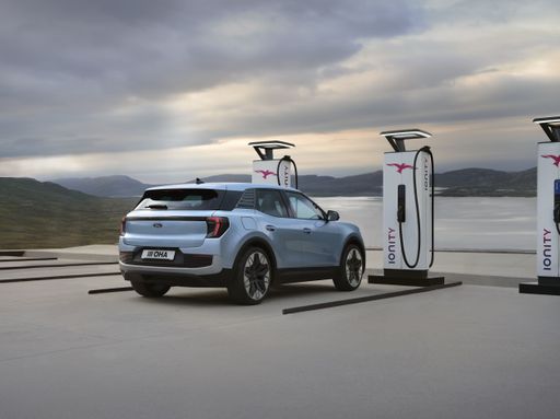 Auf die hohe Reisequalität des neuen Explorer zahlen auch die
kurzen Ladezeiten der Antriebsbatterie ein. Per
Gleichstrom-Schnellladung lässt sich der Akku in nur 25 Minuten von
10 auf 80 Prozent aufladen - und dies ab bald mehr als 500.000
Ladepunkten in ganz Europa. / Die Verwendung dieses Bildes für
redaktionelle Zwecke ist unter Beachtung aller mitgeteilten
Nutzungsbedingungen zulässig und dann auch honorarfrei.
Veröffentlichung ausschließlich mit Bildrechte-Hinweis.
