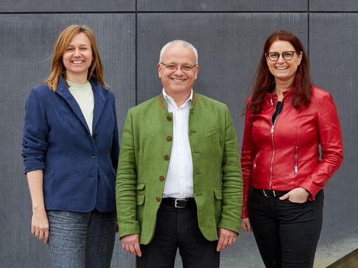 v.l.n.r. DI Ulla Unzeitig (Vorstand RENOWAVE.AT), Dr. Wolfgang
Amann (GF IIBW und und Gründungs-Genossenschafter von RENOWAVE.AT)
und DI Susanne Formanek (Vorstand RENOWAVE.AT)