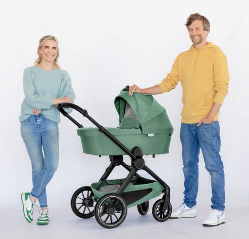 Im Rahmen einer kompletten Neuausrichtung der
Eigenmarkenstrategie steigt BabyOne in das D2C-Geschäft ein. Die
Familienunternehmer und Geschwister Anna Weber und Jan Weischer
gründen dafür ein Start-Up und bringen das auf Design, Qualität und
Nachhaltigkeit ausgerichtete Label "Elsa &amp; Emil" auf
den Markt. Als erstes Produkt wird ein Kinderwagen mit ergänzenden
Accessoires wie zum Beispiel Rucksäcke, Organizer, Regen- und
Insektenschutz lanciert. Verkaufsstart ist am 13. April 2023. / Die
Verwendung dieses Bildes für redaktionelle Zwecke ist unter
Beachtung aller mitgeteilten Nutzungsbedingungen zulässig und dann
auch honorarfrei. Veröffentlichung ausschließlich mit
Bildrechte-Hinweis.