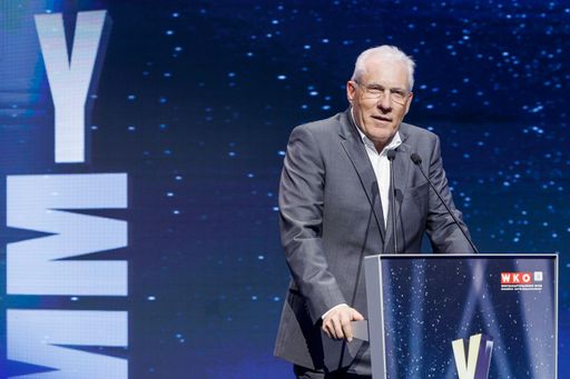  Die besten Makler, Verwalter und Bauträger Wiens
standen gestern Abend im Mittelpunkt der Immobilienbranche. In den
Wiener Sophiensälen wurden die IMMY-Awards für das zurück liegende
Jahr 2022 verliehen. Der Award ist eine Orientierungshilfe für
Konsumenten bei deren Suche nach Anbietern bzw. Partnern in der
Immobilien-Branche.