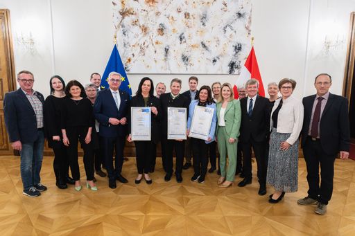 Bundesministerin MMag. Dr. Susanne Raab und
Präsident des Österreichischen Gemeindebundes, Bgm. Mag. Alfred
Riedl mit den ausgezeichneten Gemeinden bei der Verleihung des
Österreichpreises "Gemeinden für Familien" 2023 © BKA/ Schrötter