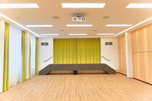  Neuer Festsaal im Jugendgästehaus Bad Ischl mit
Bühne und Klavier - für Veranstaltungen und Musikproben.