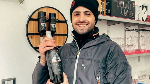 Vorschau Bild von Zwischen dem sardischen Winzer Mattia Muggittu und
dem österreichischen Konzern Red Bull ist ein Streit um die
Gestaltung von Weinetiketten entbrannt. | Quelle: Facebook