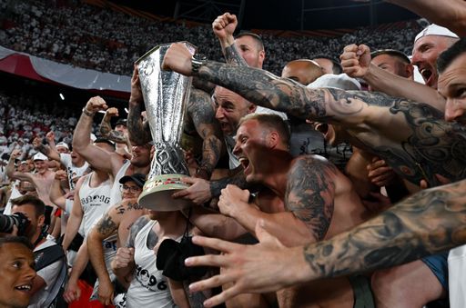 Platz 1 bei den dpa-Bildern des Jahres 2022 in der Kategorie
Sports für Arne Dedert. Motiv: Fans feiern den Sieg von Eintracht
Frankfurt im Finale der Europa League gegen die Glasgow Rangers.
(19.05.2022). Honorarfreie Verwendung nur in Verbindung mit
Berichterstattung über die dpa-Bilder des Jahres. Foto: dpa / Arne
Dedert / Die Verwendung dieses Bildes für redaktionelle Zwecke ist
unter Beachtung aller mitgeteilten Nutzungsbedingungen zulässig und
dann auch honorarfrei. Veröffentlichung ausschließlich mit
Bildrechte-Hinweis.