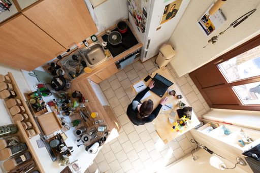 Vorschau Bild von Platz 1 bei den dpa-Bildern des Jahres 2022 in der Kategorie
Symbolbild für Sebastian Kahnert. Motiv: Eine Frau sitzt in einer
Küche im Homeoffice am Tisch und arbeitet an einem Laptop (gestellte
Szene). (2.3.2022). Honorarfreie Verwendung nur in Verbindung mit
Berichterstattung über die dpa-Bilder des Jahres. Foto: dpa /
Sebastian Kahnert / Die Verwendung dieses Bildes für redaktionelle
Zwecke ist unter Beachtung aller mitgeteilten Nutzungsbedingungen
zulässig und dann auch honorarfrei. Veröffentlichung ausschließlich
mit Bildrechte-Hinweis.