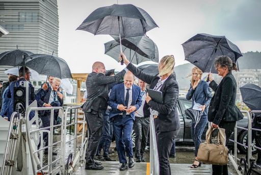 Vorschau Bild von Platz 1 bei den dpa-Bildern des Jahres 2022 in der Kategorie News
für Kay Nietfeld. Motiv: Bundeskanzler Olaf Scholz (SPD) im Regen
auf dem Weg zu einem Gespräch mit dem norwegischen
Ministerpräsidenten in Oslo auf einem Elektroschiff. (15.8.2022).
Honorarfreie Verwendung nur in Verbindung mit Berichterstattung über
die dpa-Bilder des Jahres. Foto: dpa / Kay Nietfeld / Die Verwendung
dieses Bildes für redaktionelle Zwecke ist unter Beachtung aller
mitgeteilten Nutzungsbedingungen zulässig und dann auch honorarfrei.
Veröffentlichung ausschließlich mit Bildrechte-Hinweis.
