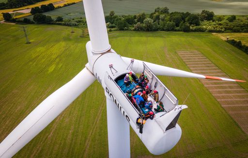 Vorschau Bild von Platz 1 bei den dpa-Bildern des Jahres 2022 in der Kategorie
Features für Jens Büttner. Motiv: Lokalpolitiker und interessierte
Bürger besichtigten die Turbinen auf einer Windkraftanlage mit
geöffnetem Dach in Mecklenburg-Vorpommern. (Luftaufnahme mit einer
Drohne) (14.6.2022). Honorarfreie Verwendung nur in Verbindung mit
Berichterstattung über die dpa-Bilder des Jahres. Foto: dpa / Jens
Büttner / Die Verwendung dieses Bildes für redaktionelle Zwecke ist
unter Beachtung aller mitgeteilten Nutzungsbedingungen zulässig und
dann auch honorarfrei. Veröffentlichung ausschließlich mit
Bildrechte-Hinweis.