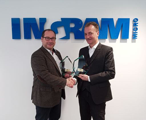 Adolf Markones, Executive Managing Director Ingram Micro
Österreich, mit Stefan Wiza, Geschäftsführer EHZaustria, bei der
Übergabe der Auszeichnungen.
