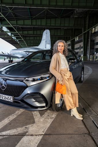 Andie MacDowell beim Fotoshooting für Marc Cain und Mercedes-Benz
/ Die Verwendung dieses Bildes für redaktionelle Zwecke ist unter
Beachtung aller mitgeteilten Nutzungsbedingungen zulässig und dann
auch honorarfrei. Veröffentlichung ausschließlich mit
Bildrechte-Hinweis.