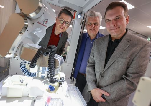 Mulekular Devices in Puch bei Salzburg ging eine
Partnerschaft mit Advanced Solutions ein, um den BioAssemblyBot® 400
(BAB 400) von Advanced Solutions zu vermarkten. Von links: Frank
Haffner, European Sales Director Drug Discovery, Molecular Devices
Europe, Josef Atzler, Molecular Devices Austria Geschäftsführer und
Michael Golway, CEO von Advanced Solutions.
