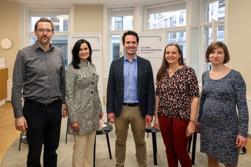 vlnr: Severin Broucek, Geschäftsführer Teach For Austria, Silvia
Grünberger, Managing Partner Rosam.Grünberger.Jarosch & Partner,
Christoph Wiederkehr, Vizebürger und Stadtrat für Bildung, Jugend,
Integration und Transparenz Wien, Iris Blatterer, Vorstandsmitglied
Allianz Bildungsmedien Österreich und Geschäftsführerin Westermann
Verlagsgruppe, Johanna Pisecky, Referentin der Geschäftsführung der
Diakonie Bildung