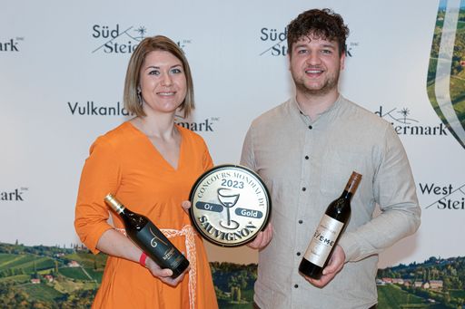 Vorschau Bild von 44 Mal Gold, 38 Mal Silber und 2 Trophysieger – das
ist die stolze Bilanz für die Winzer:innen aus der Steiermark. Die
Dubourdieu-Trophäe für den besten Sauvignon Blanc des Bewerbs wird
an das Weingut Adam-Lieleg verliehen. Mit der Austria Revelation
Trophy vom Weingut Krispel geht ein weiterer Trophysieg in die grüne
Mark.