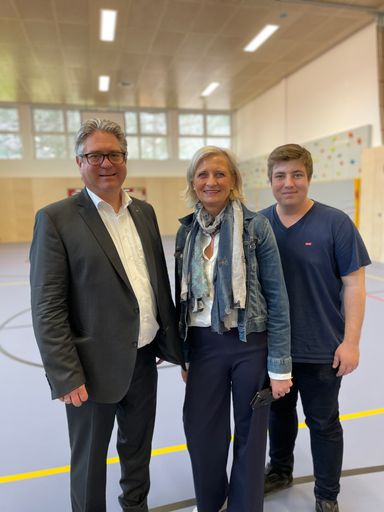 Vorschau Bild von Die Initiator*innen; Bürgermeister Robert Weber,
Direktorin Erika Klonner und Jugendgemeinderat Paul Gangoly.