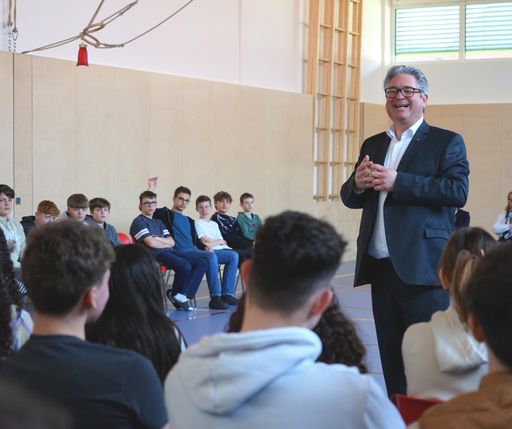 Vorschau Bild von Bürgermeister Robert Weber im Gespräch mit den
Schüler*innen.