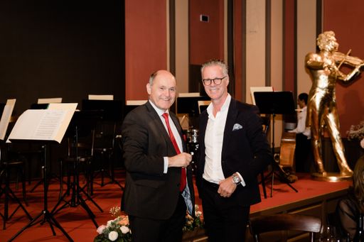 Vorschau Bild von Wolfgang Sobotka, Präsident des Nationalrates und
Hermann Rauter, Eigentümer des Casino Zögernitz bei der gestrigen
Eröffnung des Strauss-Saals.