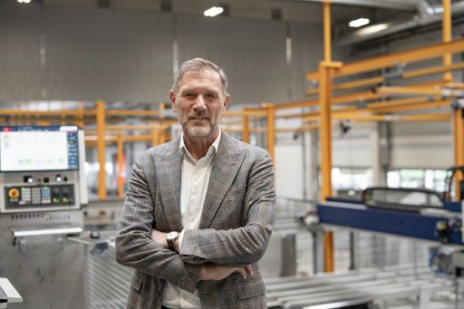 Vorschau Bild von STRASSER Steine-Geschäftsführer Johannes Artmayr in
der neuen Produktionshalle. Dort werden auch
Re-Stoning-Küchenarbeitsplatten der Marke Alpinova produziert.
(Copyright: STRASSER Steine)