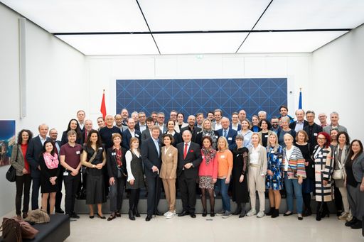 Gruppenfoto aller teilnehmenden Club
Tirol-Mitglieder mit Nationalratspräsident Wolfgang Sobotka