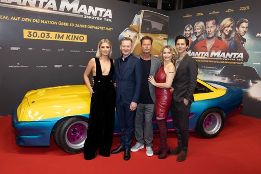 (L-R) Luna Schweiger, Michael Kessler, Til Schweiger, Tina Ruland
und Tim Oliver Schultz bei der Weltpremiere von &quot;Manta Manta -
Zwoter Teil&quot; am 26. März 2023 in Köln. / Die Verwendung dieses
Bildes für redaktionelle Zwecke ist unter Beachtung aller
mitgeteilten Nutzungsbedingungen zulässig und dann auch honorarfrei.
Veröffentlichung ausschließlich mit Bildrechte-Hinweis.