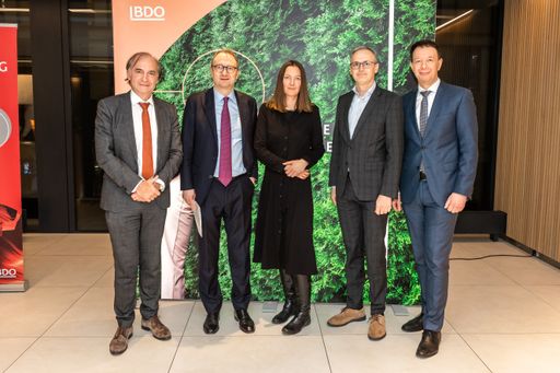 BDO Energy Talks 2023 Von links nach rechts:
Gastgeber Mag. Karl Newertal, Partner und Branchenexperte
Alternative Energie bei BDO, Dr. Tobias Büttner, Geschäftsführer
Energieagentur Rheinland-Pfalz, Dr. Ursula Nährer, Geschäftsführung
Stv. IG Windkraft, Dr. Wolfgang Urbantschitsch, Vorstand der
E-Control, und DI Karl Gruber, Geschäftsführer Wien Energie.