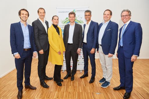 Vorstand der IG Lebenszyklus Bau (von links nach
rechts): Christoph Müller-Thiede (M.O.O.CON), Wolfgang Kradischnig
(DELTA), Margot Grim-Schlink (e7), Stefan Rufera (KPMG), Dominik
Philipp (Dietrich | Untertrifaller), Klaus Reisinger
(ClimatePartner), Stephan Heid (Heid & Partner Rechtsanwälte)
Copyright: Leo Hagen/IG Lebenszyklus Bau