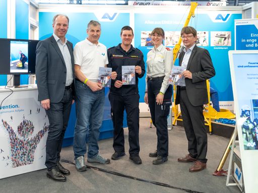 Bernd Toplak (Leiter der Präventionsabteilung AUVA
Landesstelle Wien), Peter Engelbrechtsmüller (Vorsitzender
AUVA-Landesstelle Wien, Niederösterreich, Burgenland), Reinhard
Minixhofer, Direktor AUVA-Landesstelle Wien, Niederösterreich,
Burgenland) mit Mitgliedern der Freiwilligen Feuerwehr).