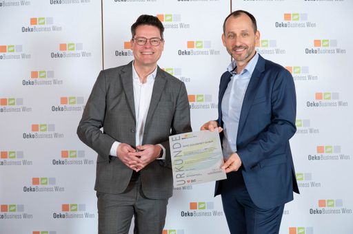 Stefan Prantl, Nachhaltigkeitsmanager von GOURMET und
Betriebsleiter der Frischküche Wien und Klimastadtrat Jürgen
Czernohorszky bei der OekoBusiness Wien Auszeichnung im Wiener
Rathaus.