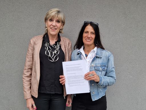 FCG-Personalvertreterinnen Ursula Kapp (l) und Brigitte
Monschein-Lind, Starker Rückhalt mit 600 Unterschriften! (Foto FCG,
gebührenfrei)