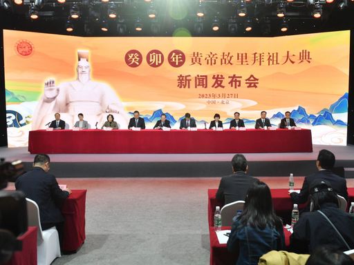 Vor Ort an der Pressekonferenz der Ahnenverehrungszeremonie
Huangdis Heimatstadt / Die Verwendung dieses Bildes für
redaktionelle Zwecke ist unter Beachtung aller mitgeteilten
Nutzungsbedingungen zulässig und dann auch honorarfrei.
Veröffentlichung ausschließlich mit Bildrechte-Hinweis.