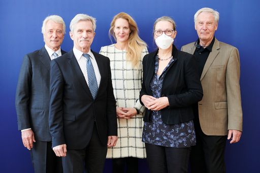 Der neue Universitätsrat der MedUni Wien hat in der
konstituierenden Sitzung am 27. März 2023 Peter Husslein zum fünften
Mitglied gewählt. Zur Vorsitzenden des zentralen Leitungsgremiums
für die Funktionsperiode 2023-2028 wurde Eva Dichand einstimmig
gewählt, die dieses Amt bereits in der vorangegangenen
Funktionsperiode innehatte. Stellvertretender Vorsitzender ist
erneut Thomas Zeltner.