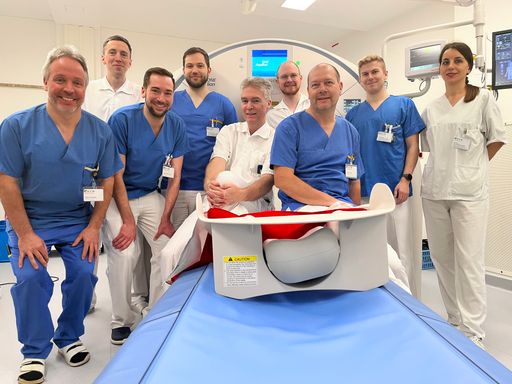 Team der Radiologie des Linzer Krankenhauses der
Barmherzigen Brüder mit dem neuen CT