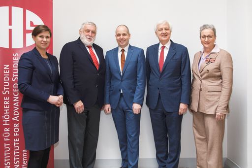  https://www.apa-fotoservice.at/galerie/32450 Im Bild v.l.n.r.:
Julia Studencki (IHS-Generalsekretärin), Franz Fischler
(IHS-Präsident), Holger Bonin (designierter IHS-Direktor), Klaus
Neusser (IHS-Direktor), Ulrike Baumgartner-Gabitzer
(IHS-Vizepräsidentin)