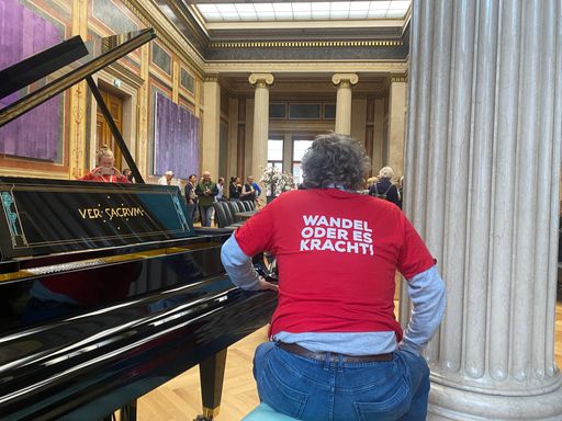 Vorschau Bild von Am Dienstag hat sich ein Wandel-Aktivist am
goldenen Klavier von Nationalratspräsident Wolfgang Sobotka
festgeklebt.