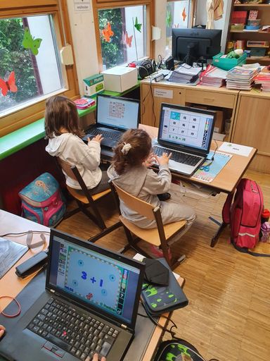  Volksschul-Klasse beim Unterricht mit Laptops von
PCs FÜR ALLE.