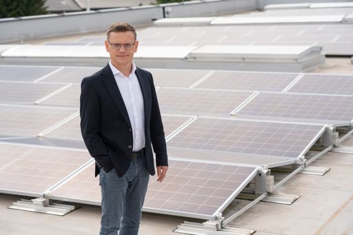 Die ACP TEKAEF hat die Weichen für eine
klimaneutrale Zukunft gestellt: Das neue Bürogebäude und die 5000 m2
große Logistikfläche beziehen den benötigten Strom aus der
hauseigenen Photovoltaikanlage und zeichnen sich durch extrem hohe
Energieeffizienz aus.