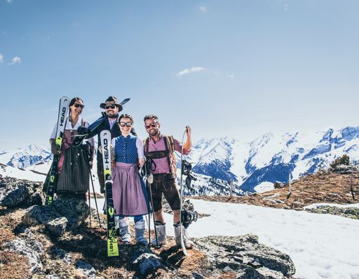 Von 10. bis 16. April 2023 können sich alle
Trachtenfans auf ein waschechtes Programm und viele Highlights auf
den Pisten und in den Hütten der Zillertal Arena freuen.