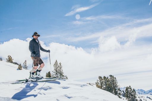 Vorschau Bild von Von 10. bis 16. April 2023 können sich alle
Trachtenfans auf ein waschechtes Programm und viele Highlights auf
den Pisten und in den Hütten der Zillertal Arena freuen.