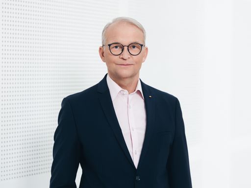 Reinhard Gojer, DONAU Vorstand, präsentiert die neuen
Online-Services des Versicherers