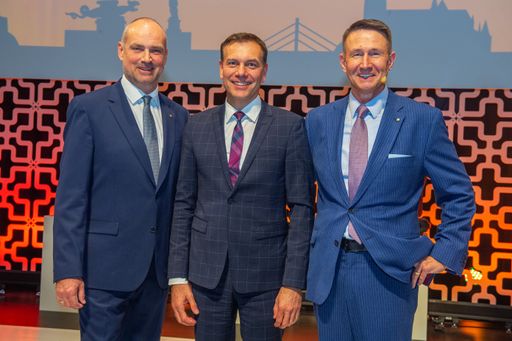 v.l.n.r.: Hubert Bereuter (Vorstandsmitglied der
Deutsche Vermögensberatung Bank AG), Christoph Kirchmair
(Geschäftsführer der INFINA Credit Broker GmbH) und Harald Pankowski
(Vorstandsmitglied der Deutsche Vermögensberatung Bank AG)