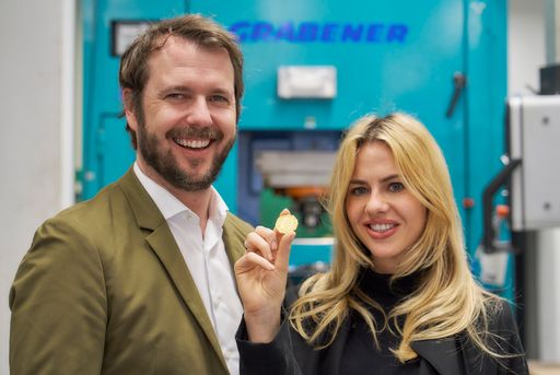 Eine kollaborative Innovation Made in Switzerland: Christian
Brenner, CEO der philoro Schweiz AG und Sarah Schlagenhauf, CEO and
Founder ArtDeal AG / Vivents, haben das Crypto Vreneli in enger
Zusammenarbeit realisiert und in der Schweiz, Deutschland und
Österreich auf den Markt gebracht. Bildrechte: philoro SCHWEIZ AG.
Fotograf: Jerry Gross. / Die Verwendung dieses Bildes für
redaktionelle Zwecke ist unter Beachtung aller mitgeteilten
Nutzungsbedingungen zulässig und dann auch honorarfrei.
Veröffentlichung ausschließlich mit Bildrechte-Hinweis.