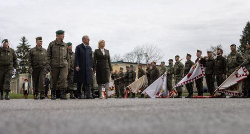 Abschreiten der Front: General Rudolf Striedinger,
Landeshauptmann Wilfried Haslauer, Verteidigungsministerin Klaudia
Tanner.