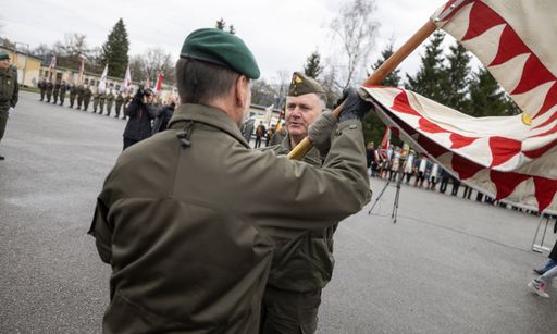 Vorschau Bild von Der Chef des Stabes Direktion 1/ Einsatz, Generalmajor Gerhard
Christiner, übergibt die Kommandoführung an Brigadier Peter
Schinnerl